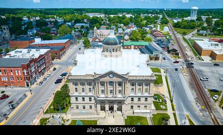 Vue aérienne du palais de justice de Huntington et du centre-ville par une journée ensoleillée Banque D'Images