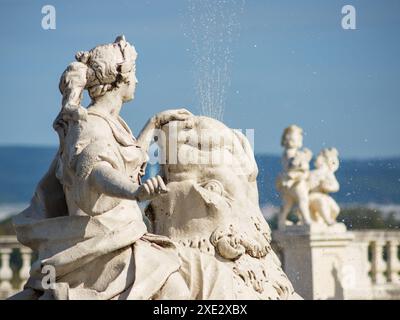 Statue dans les jardins du Schloss Hof à Vienne, Autriche Banque D'Images