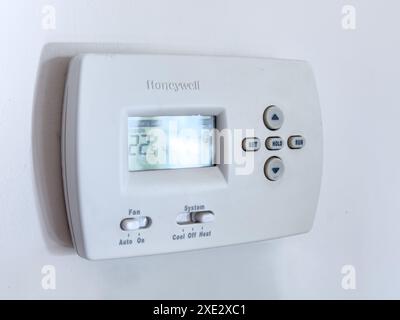 Calgary, Alberta, Canada. 15 octobre 2023. Un thermostat Honeywell sur un mur transparent. Banque D'Images