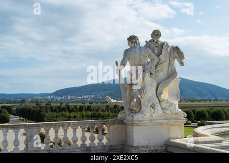 Statue dans les jardins du Schloss Hof à Vienne, Autriche Banque D'Images