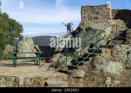 Cooma, Nouvelle-Galles du Sud, Australie, 25 juin 2024 : la sculpture en acier d'une chèvre de Nanny par Chis Graham au belvédère de Nanny Goat Hill. Banque D'Images