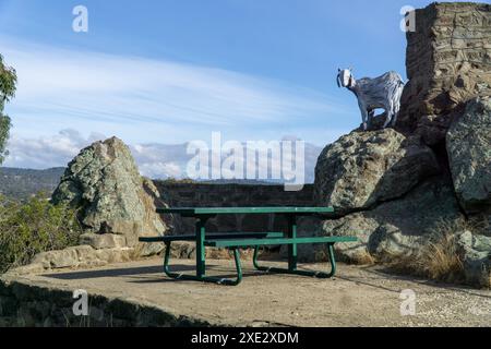 Cooma, Nouvelle-Galles du Sud, Australie, 25 juin 2024 : la sculpture en acier d'une chèvre de Nanny par Chis Graham au belvédère de Nanny Goat Hill. Banque D'Images