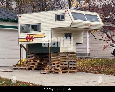 Calgary, Alberta, Canada. 17 octobre 2023. Un campeurs campeurs de camion scamper dans un garage. Banque D'Images