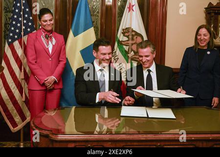 20 février 2024, Sacramento, Californie, États-Unis : le gouverneur de Californie GAVIN NEWSOM (R) et JOHAN FORSSELL, ministre suédois de la coopération internationale au développement et du commerce extérieur (C) se serrent la main après la signature d'un partenariat renouvelé pour le climat entre la Californie et la Suède en tant que Altesses Royales la PRINCESSE VICTORIA DE SUÈDE, duchesse de Vastergotland (à gauche) et Gouverneur de Californie ELENI KOUNALAKIS (à droite) au manoir Stanford à Sacramento. (Crédit image : © Renee C. Byer/ZUMA Press Wire) USAGE ÉDITORIAL SEULEMENT! Non destiné à UN USAGE commercial ! Banque D'Images