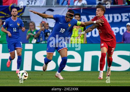 Kylian Mbappe de France en action contre Nicola Zalewski de Pologne lors de l'UEFA Euro 2024 - France vs Pologne, Championnat d'Europe de football de l'UEFA à Dortmund, Allemagne, juin 25 2024 Banque D'Images