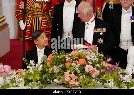 Le roi Charles III prononce un discours alors que la reine Camilla et l'empereur Naruhito du Japon écoutent lors du banquet d'État au palais de Buckingham, à Londres, dans le cadre de la visite d'État de l'empereur Naruhito du Japon au Royaume-Uni. Date de la photo : mardi 25 juin 2024. Banque D'Images