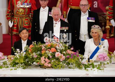 Le roi Charles III prononce un discours alors que la reine Camilla et l'empereur Naruhito du Japon écoutent lors du banquet d'État au palais de Buckingham, à Londres, dans le cadre de la visite d'État de l'empereur Naruhito du Japon au Royaume-Uni. Date de la photo : mardi 25 juin 2024. Banque D'Images