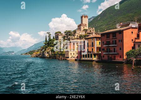 Vue du château Scaliger à Malcesine sur le lac de Garde en Italie. Banque D'Images