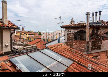 Vue sur la vieille ville de Vérone en Italie. Banque D'Images