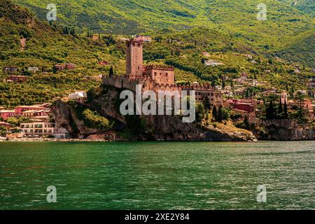 Vue du château Scaliger à Malcesine sur le lac de Garde en Italie. Banque D'Images