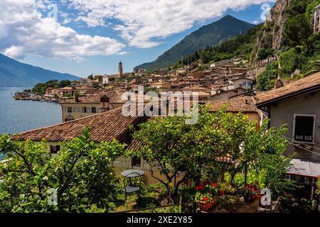 Vue panoramique de la vieille ville de Limone Sul Garda sur le lac de Garde en Italie. Banque D'Images