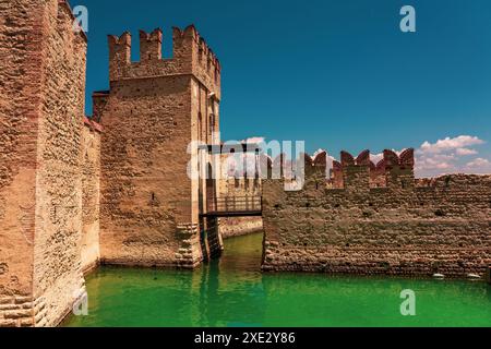 Vue du château Scaliger à Sirmione sur le lac de Garde en Italie. Banque D'Images