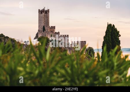 Vue du château Scaliger à Malcesine sur le lac de Garde en Italie. Banque D'Images