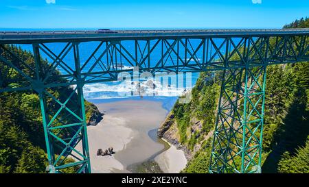 Vue aérienne du pont Green Steel Truss Bridge au-dessus de la côte de Brookings Oregon Banque D'Images