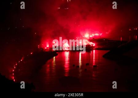 10 ans après la mort de Ciro Esposito, le flambeau en souvenir du fan Azzurri sur le front de mer de Naples le 25 juin 2014, le jeune fan Napoli est mort à l'hôpital de Rome après 53 jours d'agonie Banque D'Images