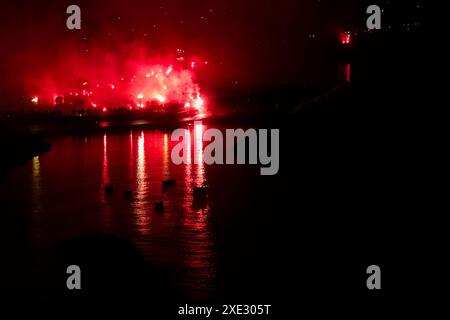 10 ans après la mort de Ciro Esposito, le flambeau en souvenir du fan Azzurri sur le front de mer de Naples le 25 juin 2014, le jeune fan Napoli est mort à l'hôpital de Rome après 53 jours d'agonie Banque D'Images