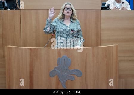 Bruxelles, Belgique. 25 juin 2024. La cérémonie de serment lors d'une session plénière du parlement bruxellois à Bruxelles, mardi 25 juin 2024. BELGA PHOTO HATIM KAGHAT crédit : Belga News Agency/Alamy Live News Banque D'Images