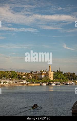 Vue de Triana sur le fleuve Guadalquivir jusqu'au centre de Séville Banque D'Images