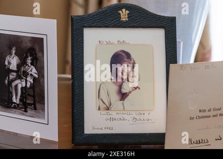 Beverly Hills, États-Unis. 25 juin 2024. Avant-première de la vente aux enchères "Princess Diana's Elegance and A Royal Collection" organisée par Julien's Auctions. Vêtements, chaussures, chapeaux et cartes autrefois possédés et portés par la princesse Diana. (Photo de Ted Soqui/Sipa USA) crédit : Sipa USA/Alamy Live News Banque D'Images