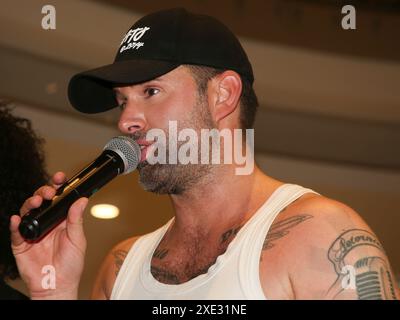 Jay Khan de l'ÉQUIPE pop Boyband 5ÃœNF lors de la courte performance avec session autographe sur 24.10.2023 sur 24.10.2023 à Magdebur Banque D'Images