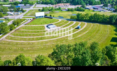 Vue aérienne de l'amphithéâtre rural extérieur et du paysage environnant Banque D'Images