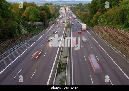 Lumières de nuit des phares de voiture sur le rond-point dans la ville de nuit. Traces de phares sur la route la nuit, longue exposition. Drone AE Banque D'Images