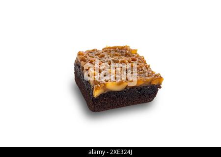 Vue en haut angle de délicieuse garniture de gâteau au caramel au chocolat maison avec noix de cajou et caramel. Banque D'Images