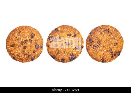 Flat lay délicieux biscuits croquants d'avoine faits maison avec des pépites de chocolat. Banque D'Images