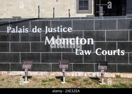 Les cours de justice signent sur le boulevard Assomption au centre-ville de Moncton, Nouveau-Brunswick, Canada Banque D'Images