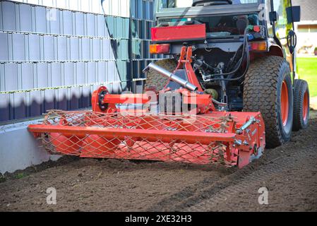 Travail du sol avec timon réversible et petit tracteur - timon Banque D'Images