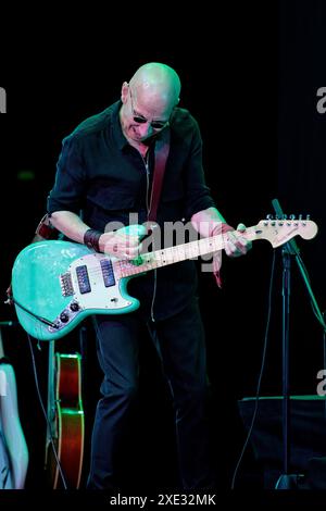 Théâtre Albeniz, Madrid, Espagne. 25 juin 2024. Festival universel de musique 2024. Concert du groupe britannique Immaculate Fools. Kevin Weatherill, chant, guitare. Crédit : EnriquePSans/Alamy Live News Banque D'Images