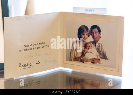 Beverly Hills, États-Unis. 25 juin 2024. Avant-première de la vente aux enchères "Princess Diana's Elegance and A Royal Collection" organisée par Julien's Auctions. Vêtements, chaussures, chapeaux et cartes autrefois possédés et portés par la princesse Diana. (Photo de Ted Soqui/Sipa USA) crédit : Sipa USA/Alamy Live News Banque D'Images