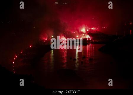 Naples, Italie. 25 juin 2024. 10 ans après la mort de Ciro Esposito, le flambeau en souvenir du fan Azzurri sur le front de mer de Naples le 25 juin 2014, le jeune fan Napoli est décédé à l'hôpital de Rome après 53 jours d'agonie crédit : Live Media Publishing Group/Alamy Live News Banque D'Images