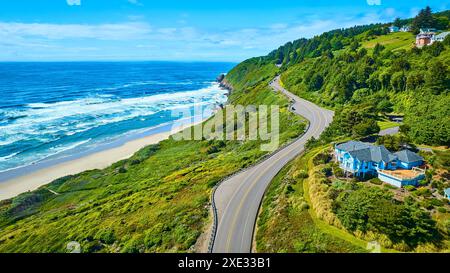 Route côtière aérienne et océan avec Hillside Homes dans l'Oregon Banque D'Images