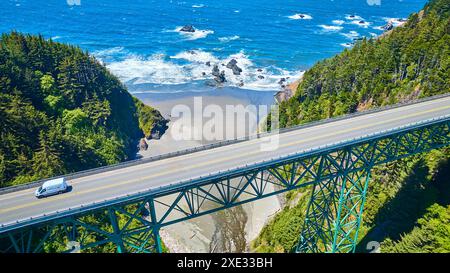 Vue aérienne du pont Thomas Creek sur la Coastal Highway et la plage forestière Banque D'Images