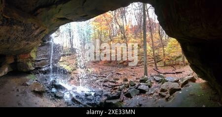 Lower Dundee Falls en automne, Beach City Wilderness Area, Ohio Banque D'Images