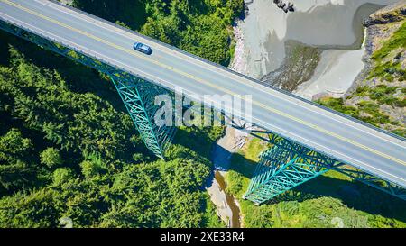 Vue aérienne du pont Teal sur le canyon boisé et la rivière Banque D'Images