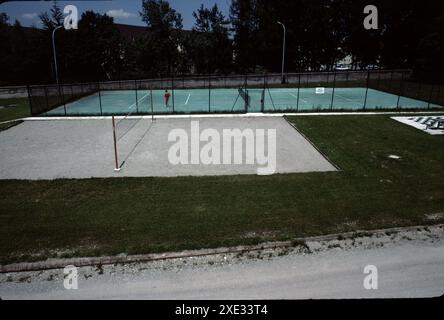 Bad Toelz, Allemagne. 6/1990. Flint Kaserne. Le Schutzstaffel (SS). Bad Tölz était un SS-Junkerschule. Il a servi de centre de formation pour les officiers de la Waffen-SS. L'école a été fondée en 1937 et construite par l'architecte Alois Degano. Il est situé dans la ville de Bad Tölz, à environ 48 km au sud de Munich. Les principales installations étaient résistantes aux semi-bombes avec 3 étages au-dessus du sol et 4 en dessous. Banque D'Images