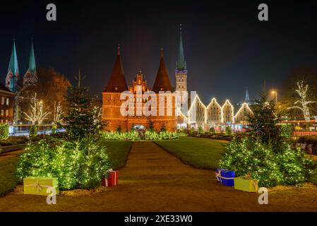 Vue sur l'éclairage festif et l'atmosphère romantique de Noël dans la ville hanséatique de LÃ¼beck la nuit. Banque D'Images