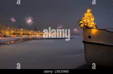 Arbre de Noël se dresse au bord de la proue d'un bateau et des vers de feu en arrière-plan. Silvester tim Banque D'Images