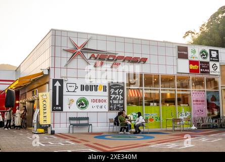 Yamanakako, préfecture de Yamanashi, Japon. 5 novembre 2023. Une entrée de magasin NEOPASA. Une installation commerciale développée par le centre du Japon Banque D'Images