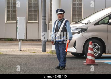 Yamanakako, préfecture de Yamanashi, Japon. 5 novembre 2023. Un agent de transit contrôlant le trafic. Banque D'Images