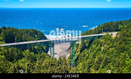 Vue aérienne du pont Thomas Creek sur la gorge boisée et l'océan Banque D'Images