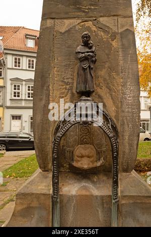 Ancienne fontaine Gustav Ier Adolf de Suède devant l'église des prédicateurs à Erfurt Banque D'Images