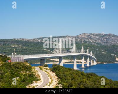 Pont de Peljesac, Croatie. Image de beau pont de Peljesac à haubans multitravée moderne sur la mer à Dubrovnik-Neretva Co Banque D'Images