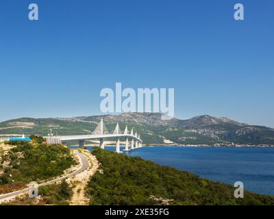 Pont de Peljesac, Croatie. Image de beau pont de Peljesac à haubans multitravée moderne sur la mer à Dubrovnik-Neretva Co Banque D'Images