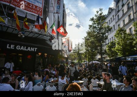 Paris, France. 25 juin 2024. Les gens profitent sur une terrasse à Paris le 25 juin 2024. Photo de Firas Abdullah/ABACAPRESS. COM Credit : Abaca Press/Alamy Live News Banque D'Images