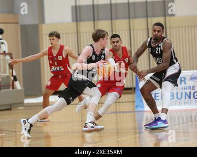 Lennard Winter (8, SBB) et Simon Paul (3, Berlin) Barmer 2nd Basketball Bundesliga Pro B North Season 2023-24 SBB Baskets -Berl Banque D'Images