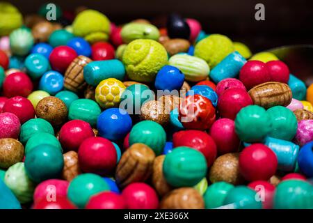 gelée multicolore et bonbons aux fruits de différentes formes. fête d'enfants Banque D'Images