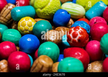 gelée multicolore et bonbons aux fruits de différentes formes. fête d'enfants Banque D'Images